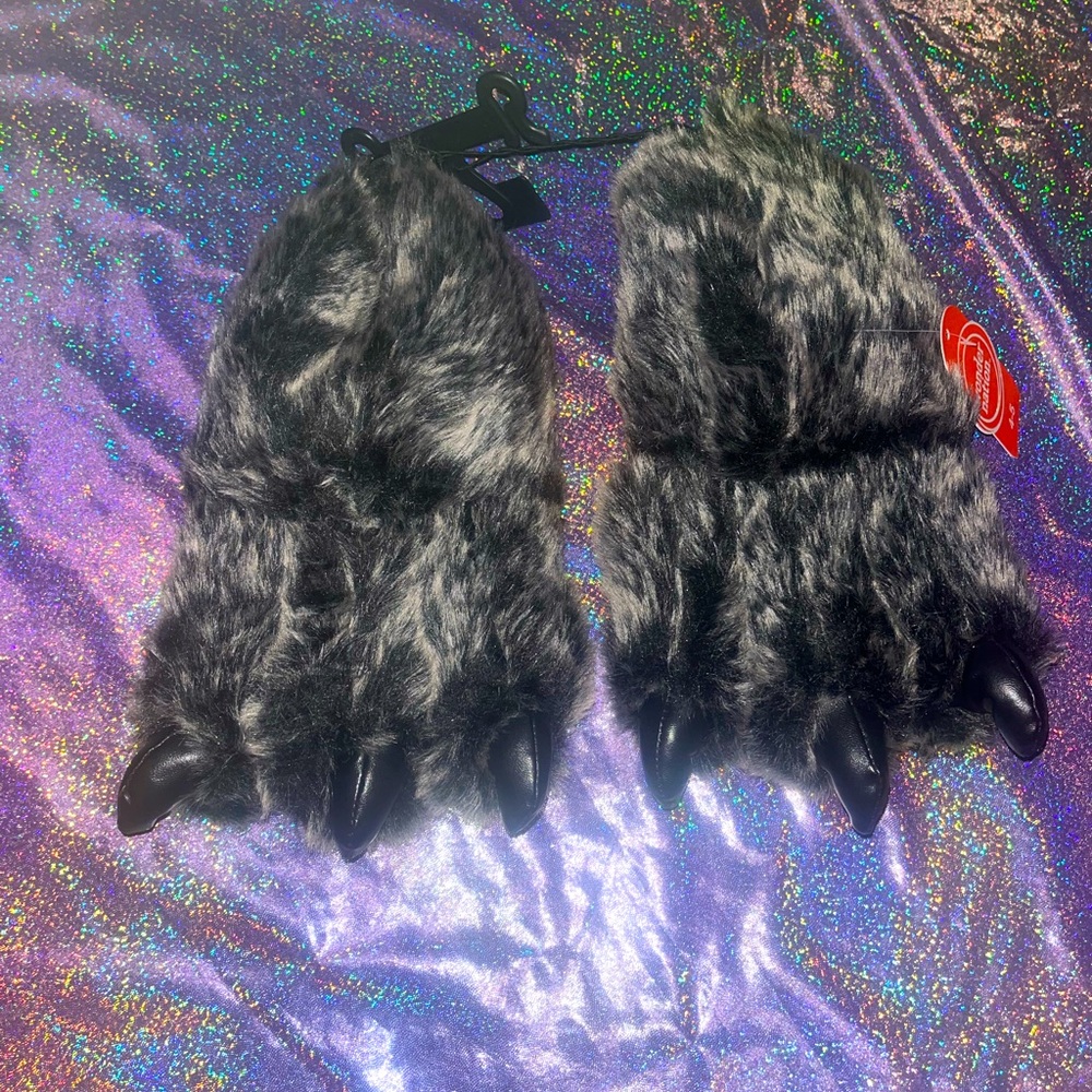 Wolf slipper feet